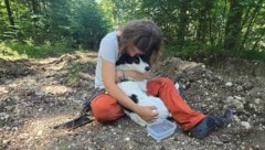 „Endlich hab ich sie wieder!“ Die Pilgerin mit ihrer Hündin „Cura“ wieder vereint