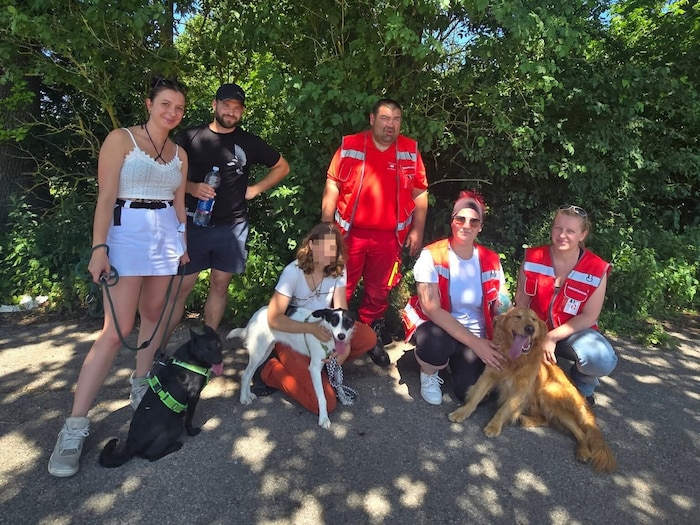 Das Team des Vereins Tierengel Austria Tierrettung mit der überglücklichen Besitzerin 