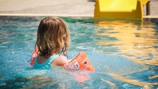 Schwimmflügerl sollten für Kleine Pflicht sein. Der Bub im Schärdinger Freibad trug leider ...