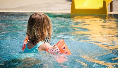 Schwimmflügerl sollten für Kleine Pflicht sein. Der Bub im Schärdinger Freibad trug leider ...