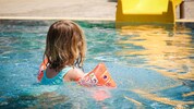 Schwimmflügerl sollten für Kleine Pflicht sein. Der Bub im Schärdinger Freibad trug leider ...