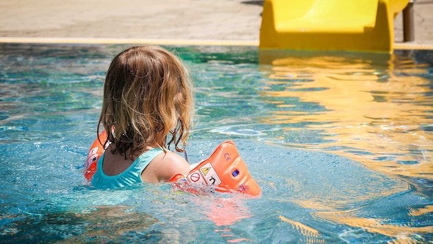 Schwimmflügerl sollten für Kleine Pflicht sein. Der Bub im Schärdinger Freibad trug leider ...