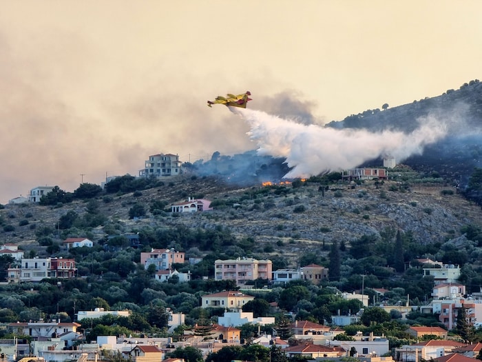Es ist auch ein Löschhelikopter im Einsatz.