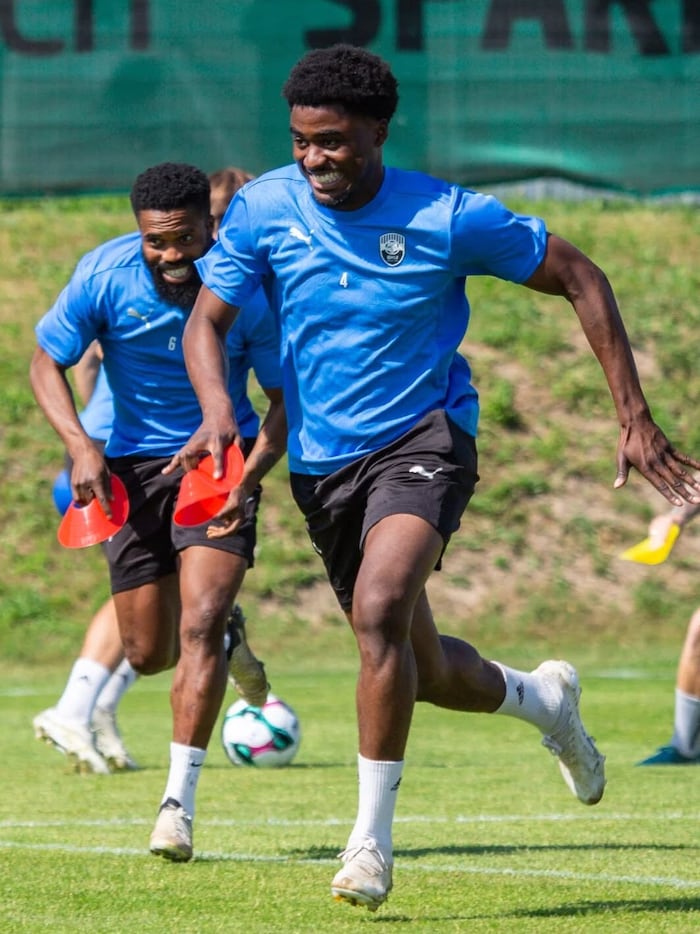 Die Neuen Kuffour (v.) und Davies.