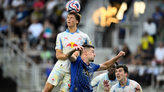 Bulle Mellberg (li.) gegen Milinkovic-Savic.
