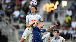 Bulle Mellberg (li.) gegen Milinkovic-Savic.