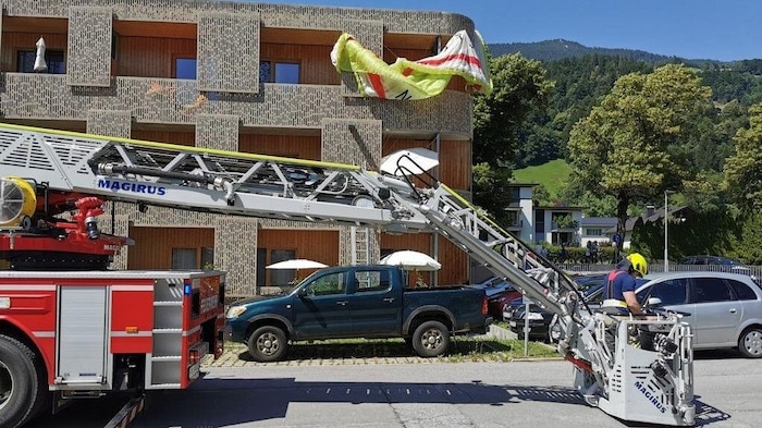 Der Gleitschirm hing aber immer noch an der Hausfassade.