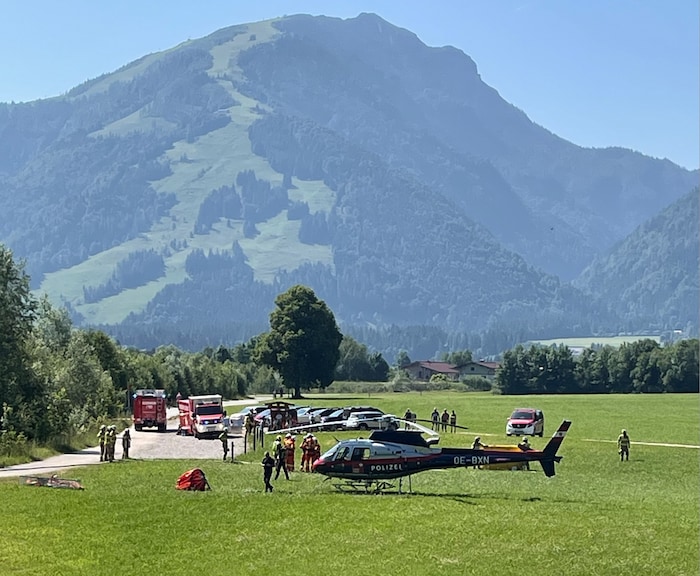 Zahlreiche Feuerwehrleute und auch Polizeihubschrauber standen im Einsatz.