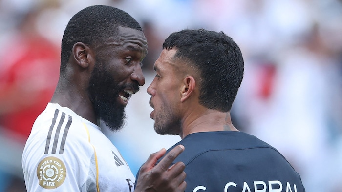 Wurde Antonio Rüdiger (links) von Pachuca-Kapitän Gustavo Cabral rassistisch beleidigt?