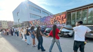 Die Schüler bildeten vor dem Betreten des Geländes eine Menschenkette.