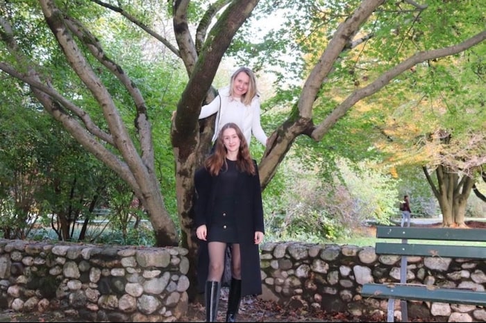 Leonie und Selina produzieren die Leckerlis.