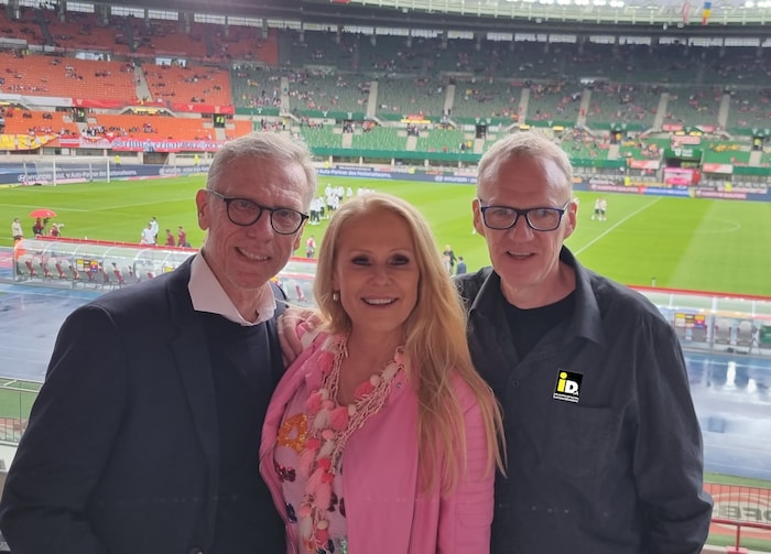 Peter Stöger (li.) mit Ulrike Kriegler und „The Voice“ Ralph Schader