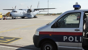 Am Donnerstagvormittag wurde ein syrischer Straftäter aus Österreich abgeschoben – zum ersten ...