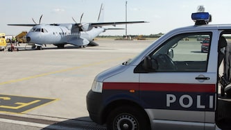Am Donnerstagvormittag wurde ein syrischer Straftäter aus Österreich abgeschoben – zum ersten ...