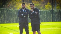 Michi Madl (re.) assistierte Meistertrainer Jürgen Säumel.
