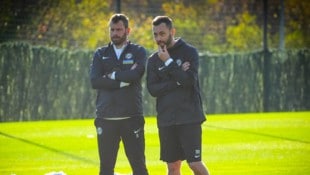 Michi Madl (re.) assistierte Meistertrainer Jürgen Säumel.
