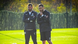 Michi Madl (re.) assistierte Meistertrainer Jürgen Säumel.