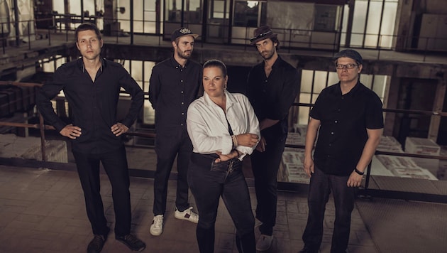 Katarina Hartmann tritt mit ihrer Band „Jasa“ am 29. Juni um 18 Uhr im „Zommstehn“ in Klagenfurt ...