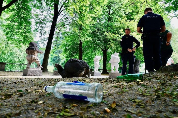 Neben dem kaputten Zwerg lagen am Montagmorgen leere Alkoholflaschen.