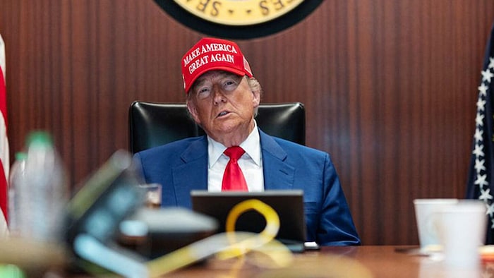 Donald Trump hat als oberster Befehlshaber der US-Armee hat laut Ansicht der Demokraten einen ...