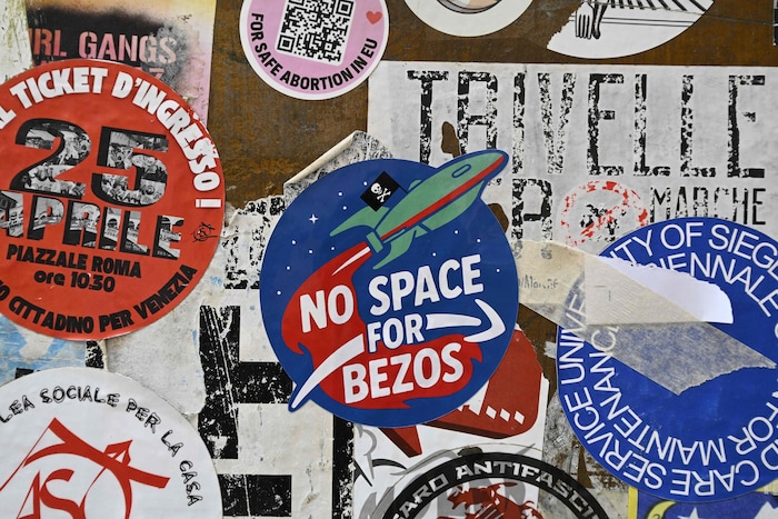 Venedig ist bereits gepflastert mit Anti-Bezos-Pickerln.