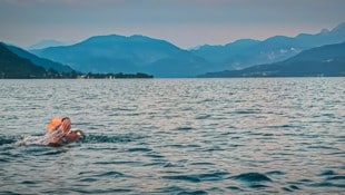 In sechseinhalb Stunden hat Bernhard Hengl den 20 Kilometer langen Attersee durchschwommen