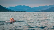 In sechseinhalb Stunden hat Bernhard Hengl den 20 Kilometer langen Attersee durchschwommen