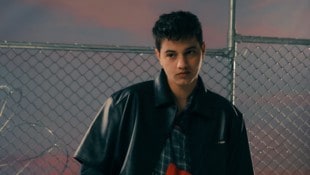 Mavi Phoenix teilt seine Identität musikalisch mit der ganzen Welt