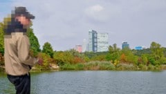 Als die Abkühlung-suchende Frau weglaufen wollte, packte sie der junge Mann von hinten. 