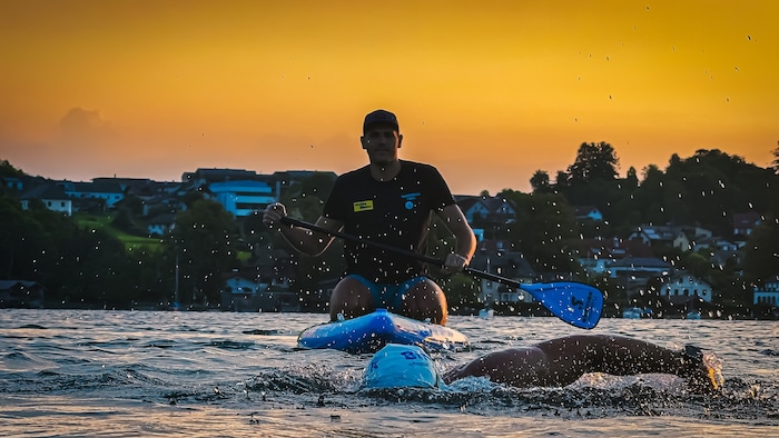 Freund Johannes Gratzl begleitete Bernhard am SUP über den Attersee. 