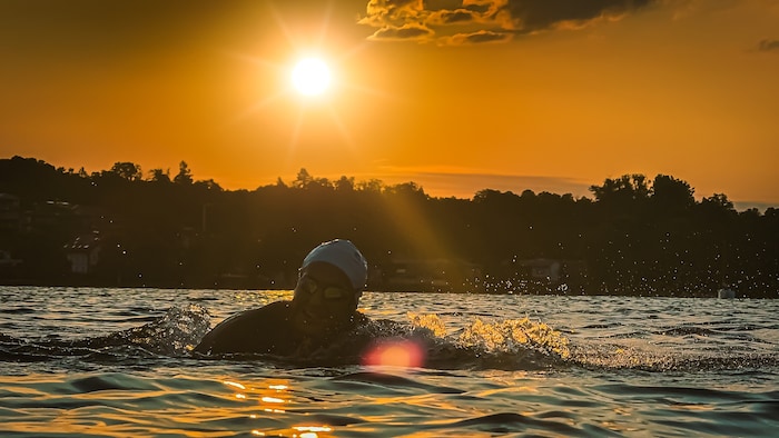 Frühmorgens um 5 Uhr startete Bernhard seine Attersee-Überquerung.