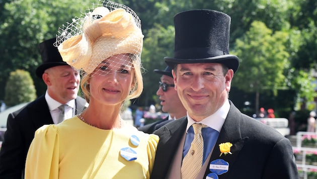 Prinzessin Annes Sohn Peter Phillips mit seiner Freundin Harriet Sperling beim Pferderennen in ...