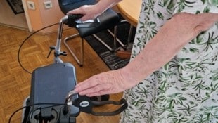 Die 74-Jährige kann nur mit Rollator ganz kurze Strecken gehen. Sonst sitzt sie im Rollstuhl. ...