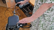 Die 74-Jährige kann nur mit Rollator ganz kurze Strecken gehen. Sonst sitzt sie im Rollstuhl. ...