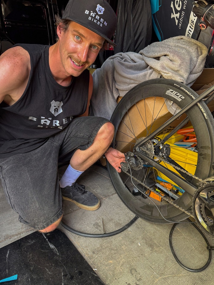 Roland Kuss repariert im Servicewagen defekte Bikes, während die Fuga 300 rollt. 