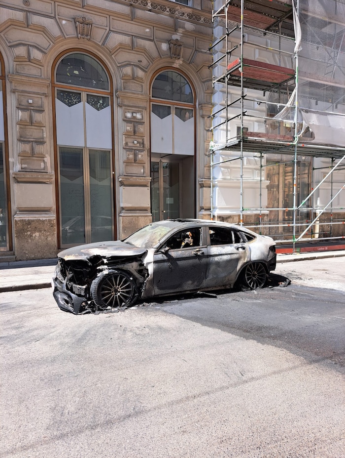 Zu dem ersten Brand war es in der Heßgasse gekommen. Ein Auto brannte völlig aus. 