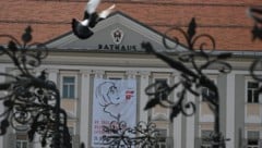 Nicht nur Tauben kreisen um das Klagenfurter Rathaus, sondern auch der Pleitegeier.