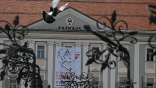 Nicht nur Tauben kreisen um das Klagenfurter Rathaus, sondern auch der Pleitegeier.