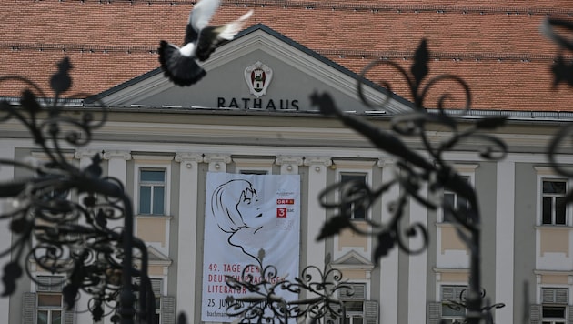 Nicht nur Tauben kreisen um das Klagenfurter Rathaus, sondern auch der Pleitegeier.