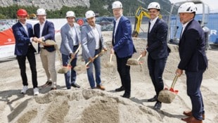 Die GF Thomas Panholzer (re.) und Manfred Hayböck (3. v. re.) beim Spatenstich in Kematen, bei ...