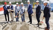 Die GF Thomas Panholzer (re.) und Manfred Hayböck (3. v. re.) beim Spatenstich in Kematen, bei ...