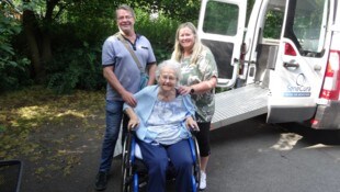 Bewohnerin Agnes Schipp, ihre Tochter Andrea Staudacher und Pflegeassistent Stefan Wirth auf dem ...