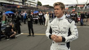 Brad Pitt spielt in „F 1“ den alternden Fahrer Sonny Hayes, der ein letztes Mal zur Formel 1 ...