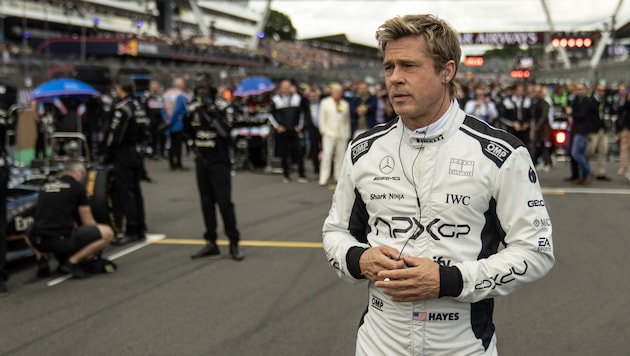 Brad Pitt spielt in „F 1“ den alternden Fahrer Sonny Hayes, der ein letztes Mal zur Formel 1 ...