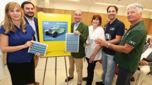 Großer Moment in Brunn: Die neuen Sonderbriefmarken wurden feierlich von Patricia Liebermann, ...