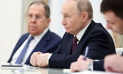 Präsident Wladimir Putin und Außenminister Sergej Lawrow empfingen den iranischen Außenminister ...