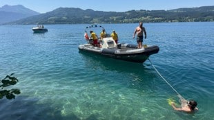 Die Wasserrettung und auch die Feuerwehr suchen im Attersee nach der vermissten Polin.
