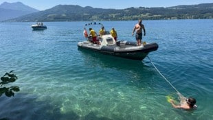 Die Wasserrettung und auch die Feuerwehr suchen im Attersee nach der vermissten Polin.