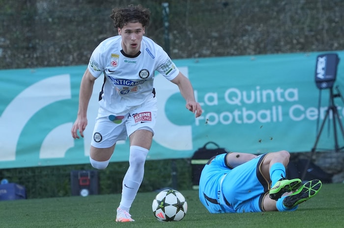 Oliver Sorg zieht das Sturm-Trikot aus.