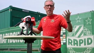 Neo-Trainer Peter Stöger zeigte sich bei seinem Start bestens gelaunt